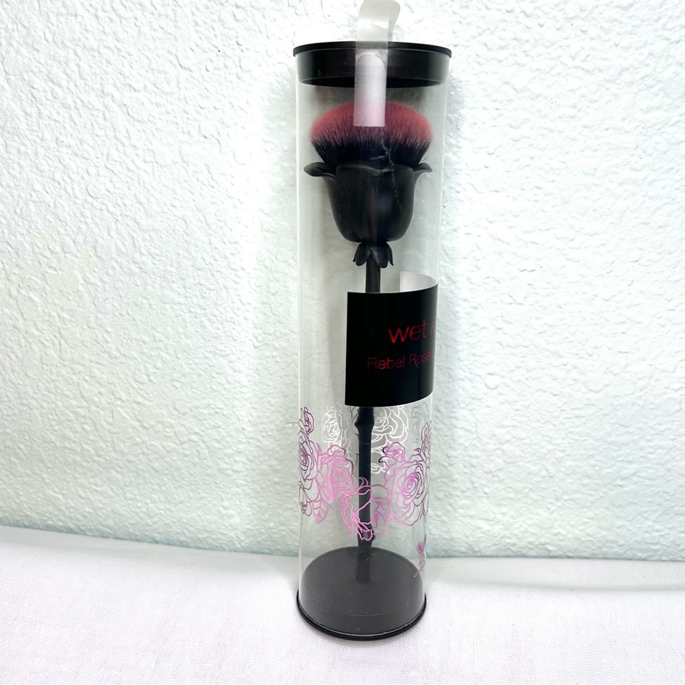 Wet n Wild Rebel Rose Blush Brush - Picture 5 of 10